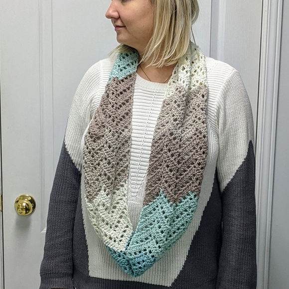 Women infinity loop acarf (handmade) - Picture 4 of 6